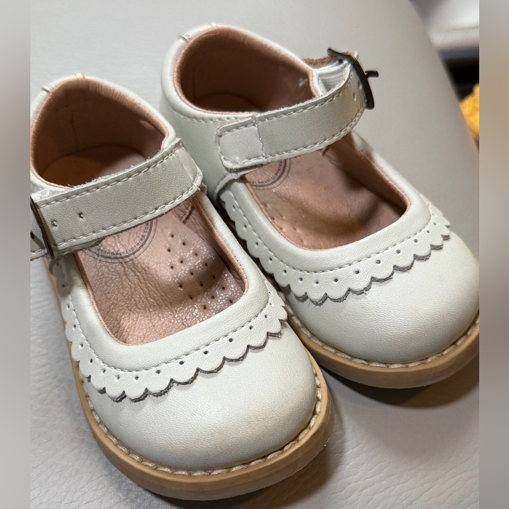 SweetHoney Cream Mary Jane Dress Shoes for girls size 4 VGUC upper leather